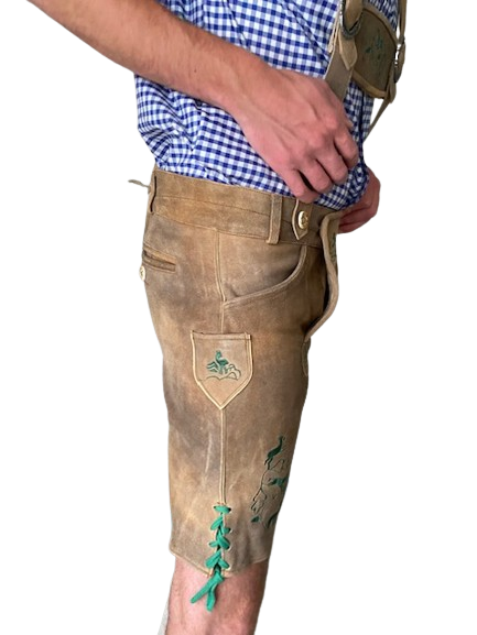 Lederhose lichtbruin groen mannen Nederland closeup zij / Lederhosen / Lederhose / Lederhosen kopen / Lederhose oktoberfest / Lederhosen outfit / Oktoberfest lederhosen